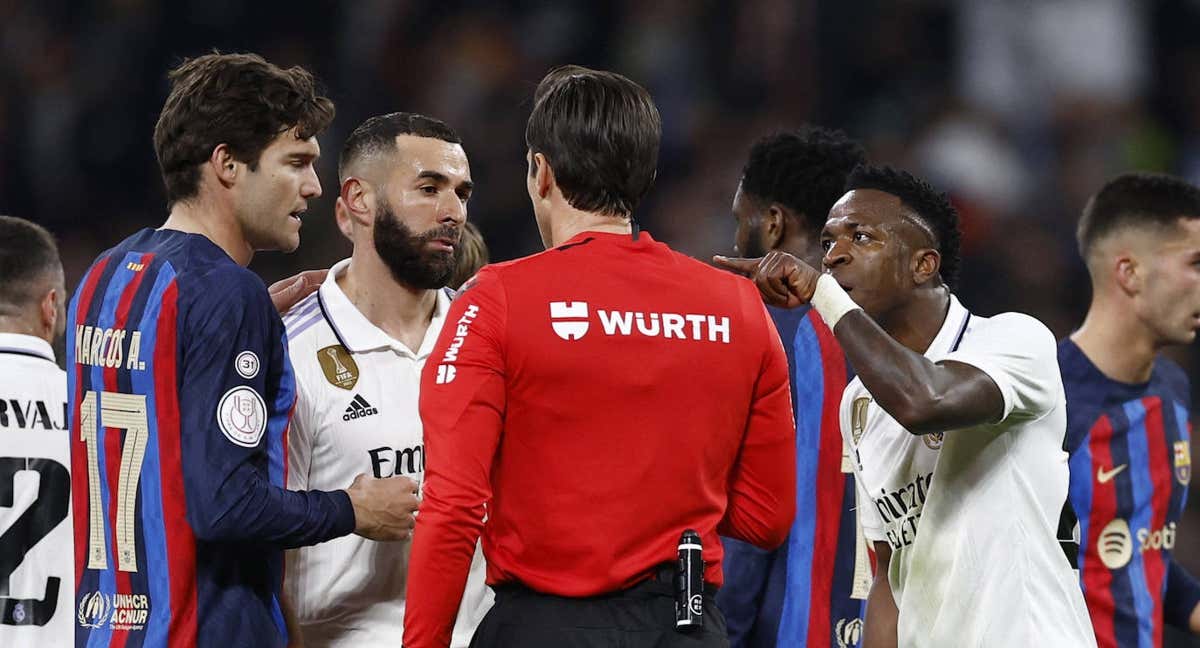 Jugadores de Real Madrid y Barcelona le protestan a Munuera Montero./Reuters