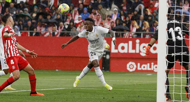 ‘¡Qué malo eres!’ le cantaron y Vinicius respondió con un partido de récord… y un pellizco a LaLiga