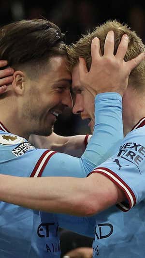 Grealish y De Bruyne celebran el gol del belga.  REUTERS