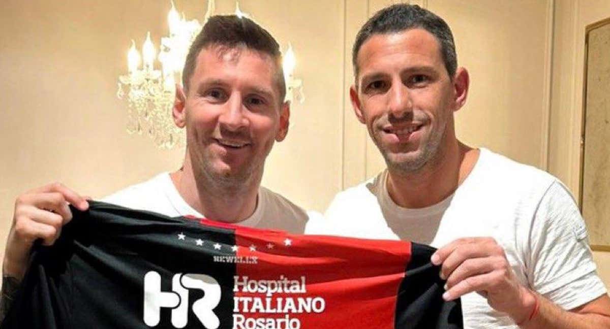 Maxi Rodríguez con Messi.