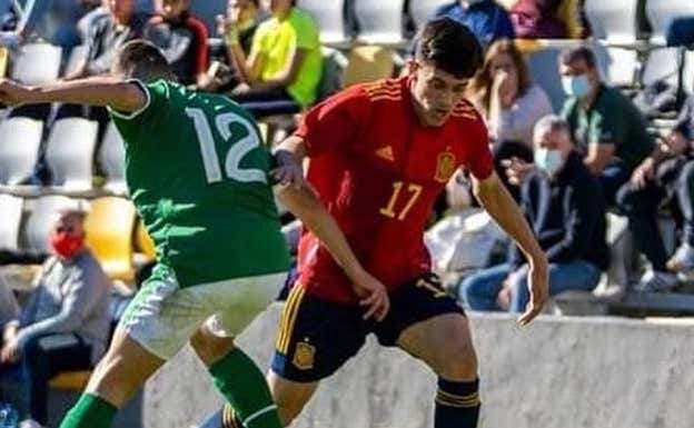 Imagen de José Reyes durante un partido de las inferiores de España. Instagram: @_josereyeslopez_