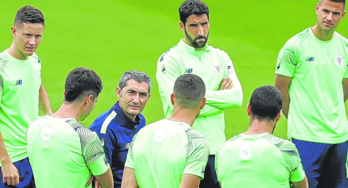 Valverde charla con sus jugadores en un entrenamiento en Lezama.