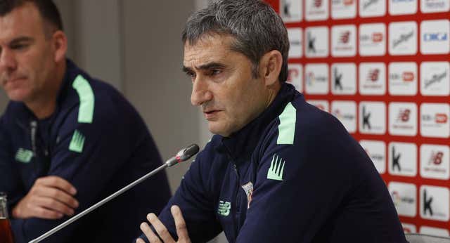 Valverde no se moja pero da pistas de su intención con De Marcos y Raúl García
