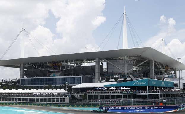 Curva junto al Hard Rock Stadium de Miami.  Aston Martin
