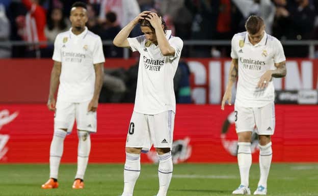 Modric, Kroos y Militao se lamentan en Montilivi.  REUTERS