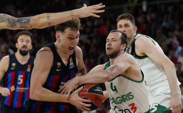 Rokas Jokubaitis, durante una acción del partido.  EFE