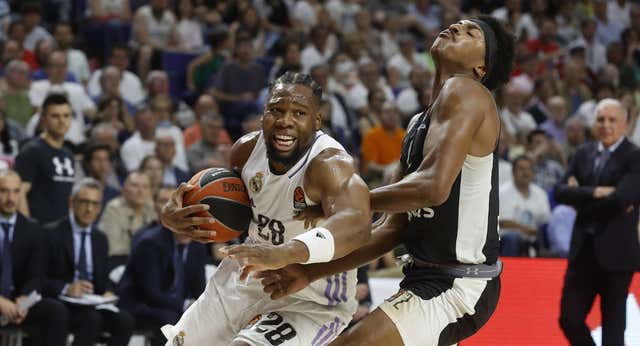 A Gerschon Yabusele le toca ‘ser’ Edy Tavares en el peor momento