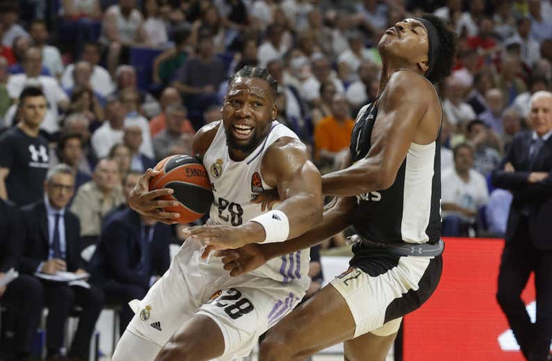 A Yabusele le toca 'ser' Tavares en el peor momento
