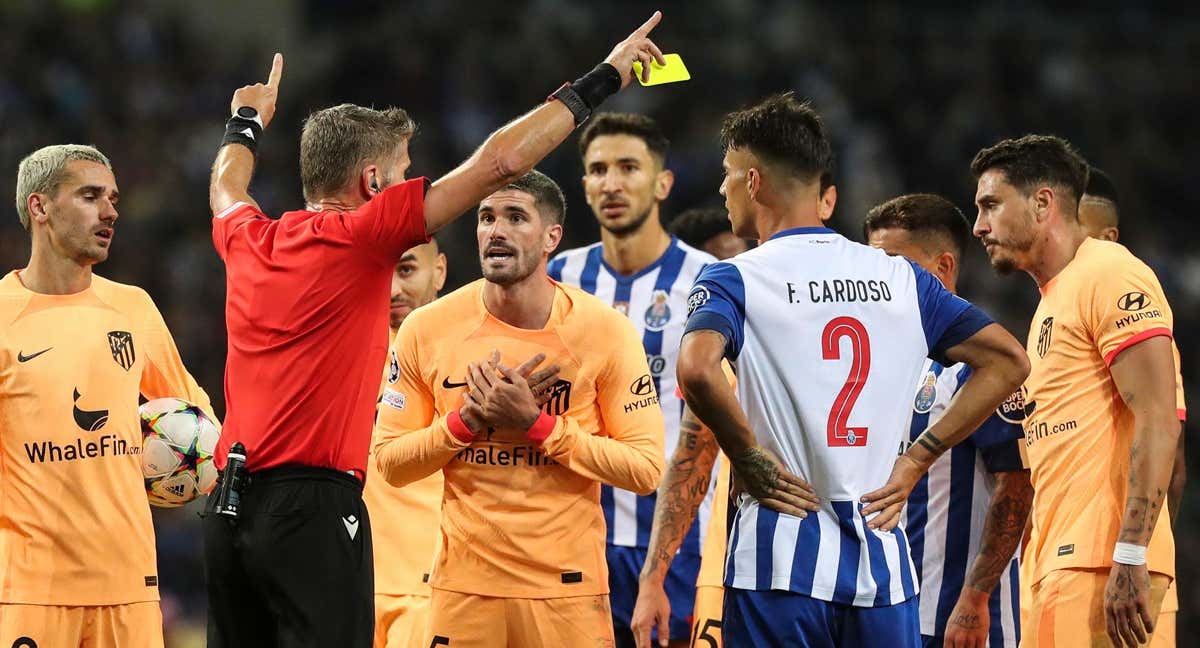 Jugadores el Atlético protestando ante el árbitro. /EFE