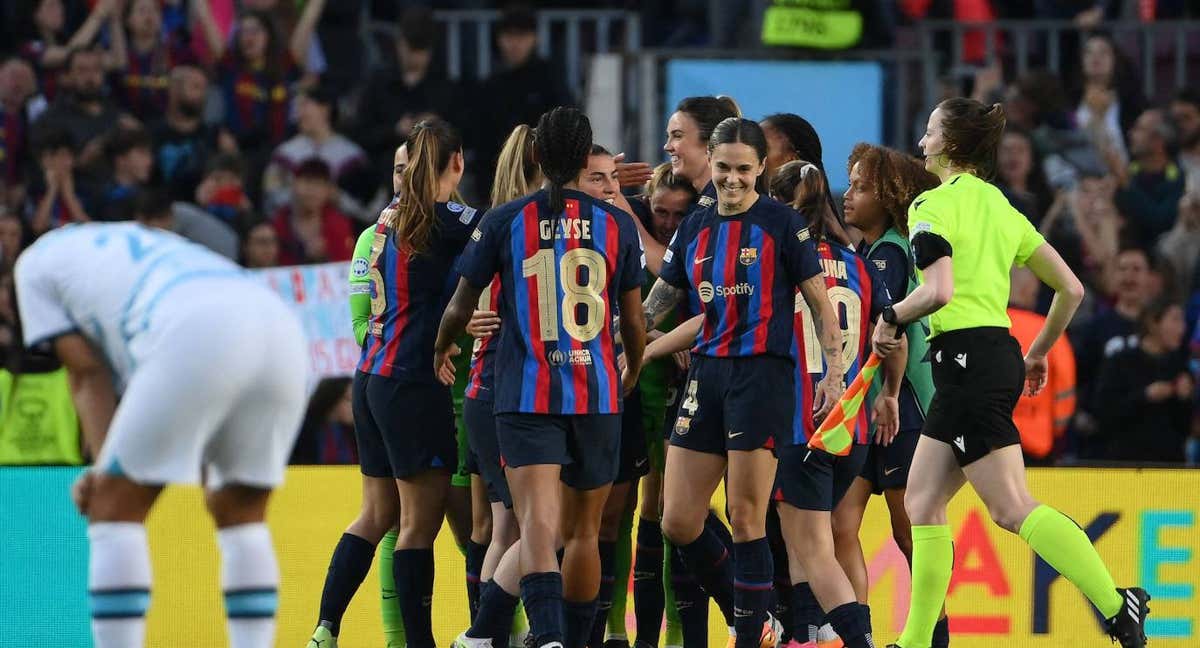 Las jugadoras del Barça felicitan a Graham Hansen tras su gol al Chelsea.