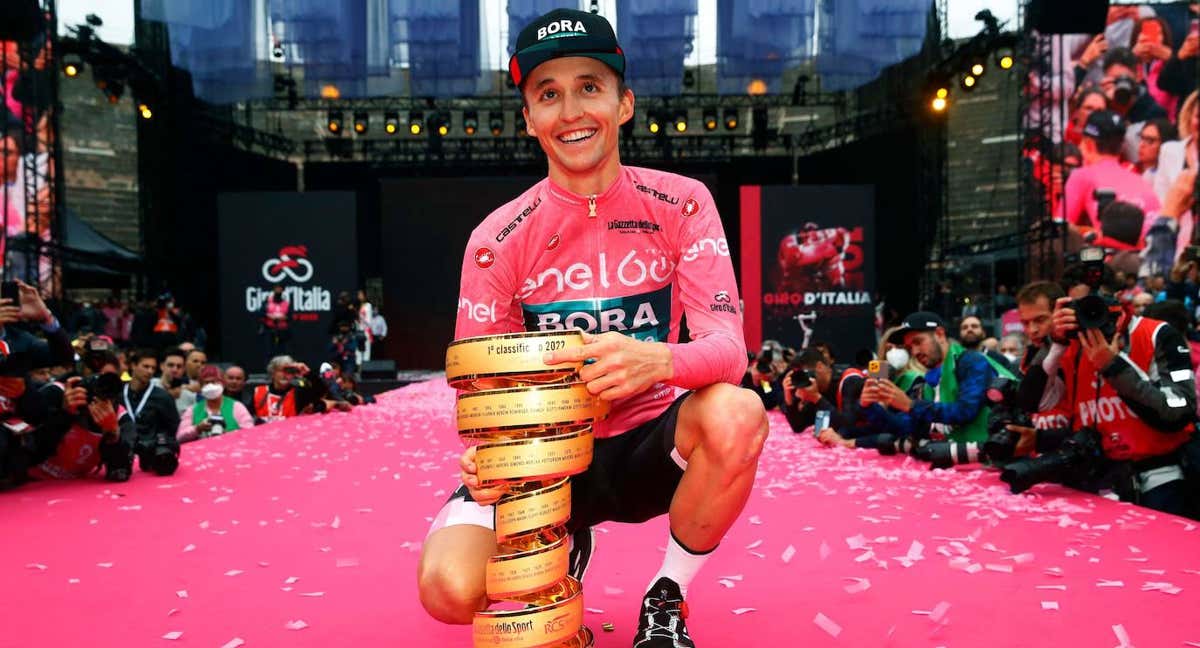Hindley celebrando su victoria en el Giro de Italia del 2022. /AFP