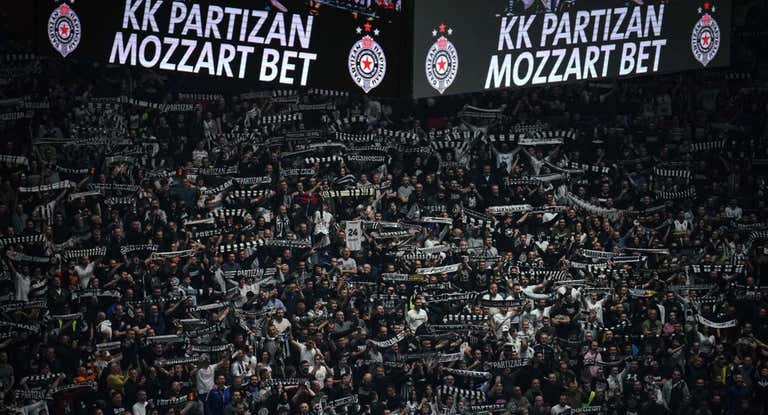 Los aficionados del Partizan en la grada del Stark Arena.