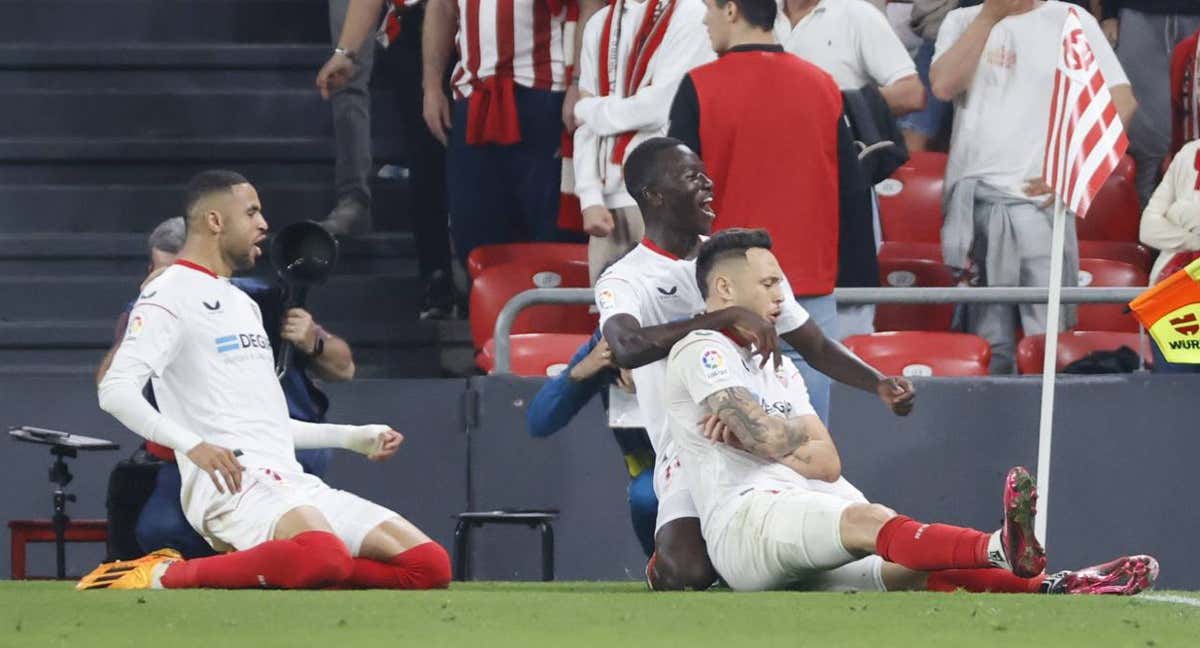 Los jugadores sevillistas celebran el gol de Ocampos./EFE