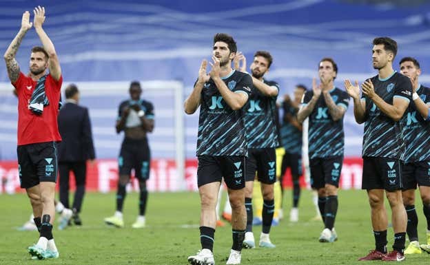 Los jugadores del Almería saludan a sus aficionados.  EFE