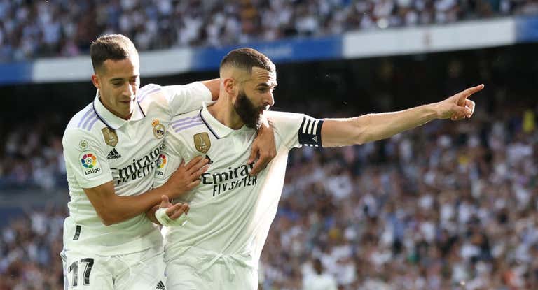 Benzema celebra uno de sus goles al Almería.