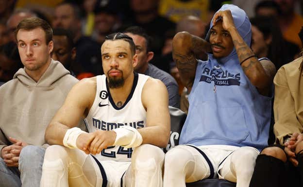 Dillon Brooks triste en el banquillo en la derrota de Memphis ante Lakers que le elimina del playoff.  GETTY