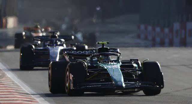 Fernando Alonso y Sergio Pérez pusieron el picante en una carrera al sprint descafeinada en Bakú