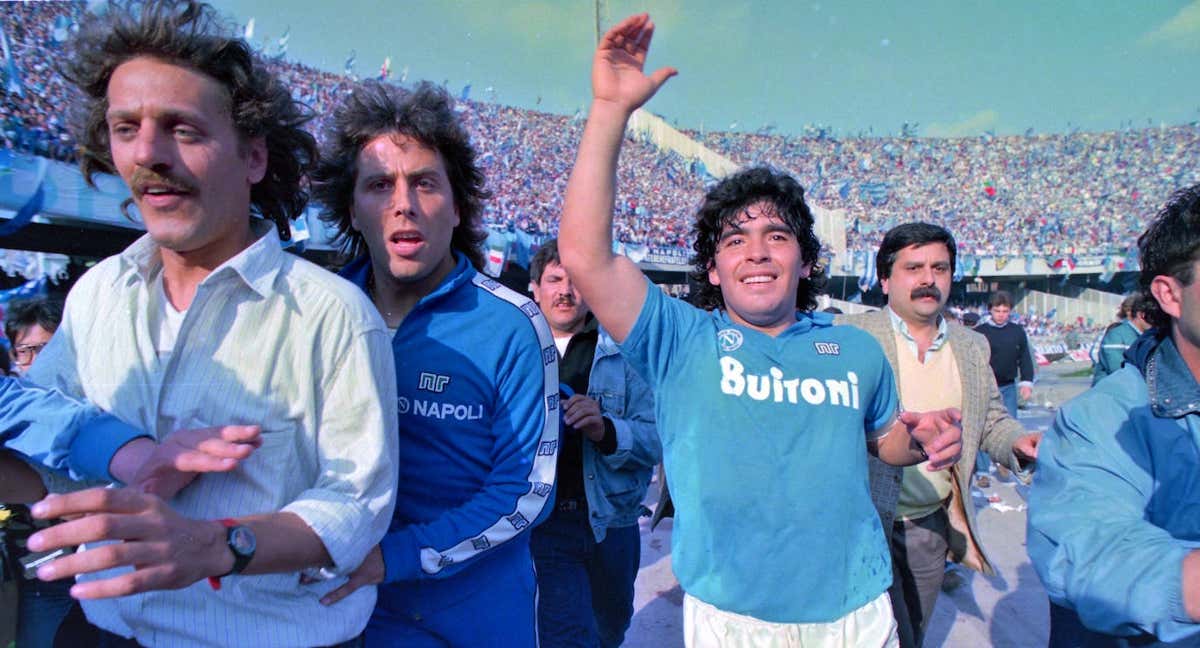 Maradona saluda a los aficionados del Nápoles tras ganar el Scudetto, en 1987. /GETTY