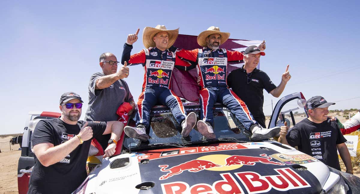 El equipo Toyota, con Nasser Al Attiyah y Mathieu Baumel, celebra la victoria del Rally de Sonora. /ASO/DPPI