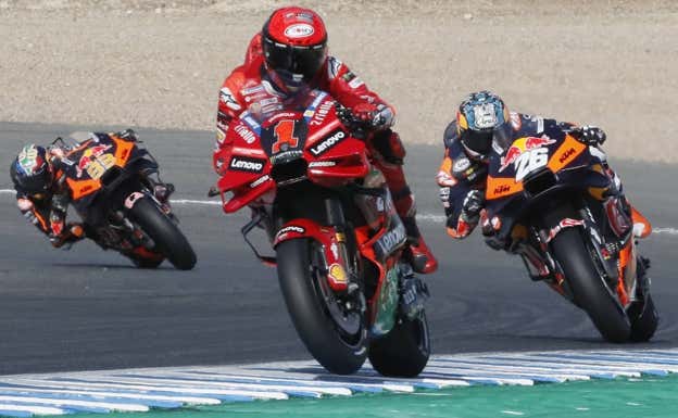 Pecco Bagnaia, delante de las dos KTM, con Pedrosa al frente, en la clasificación del GP de España.  EFE