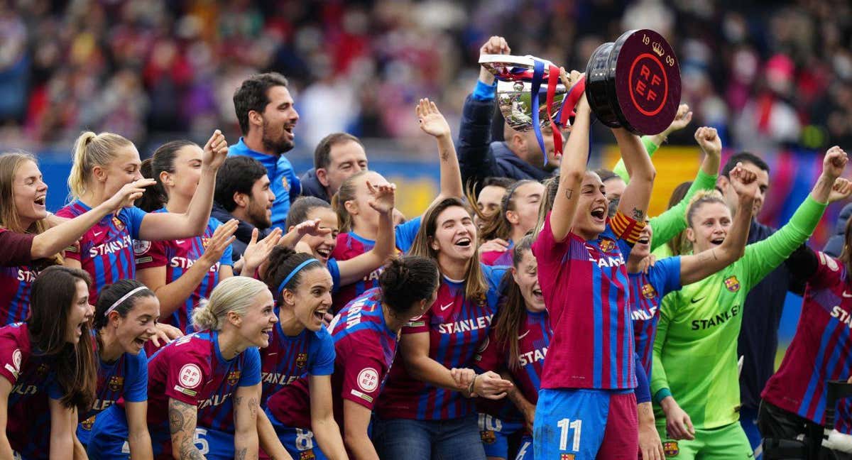 Las jugadoras del Barça levantan el trofeo de campeonas de liga del curso pasado. /EFE