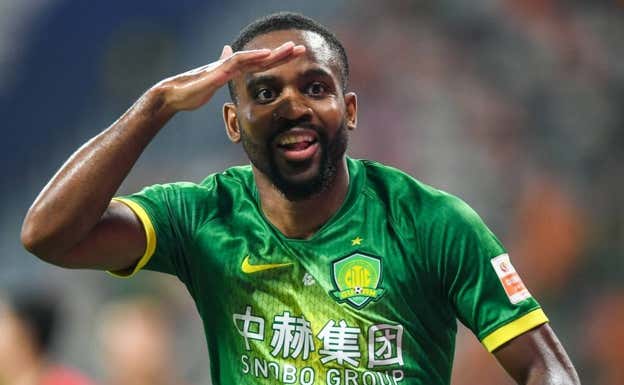 Bakambu celebra un gol en su etapa en el fútbol chino.  LA VOZ.
