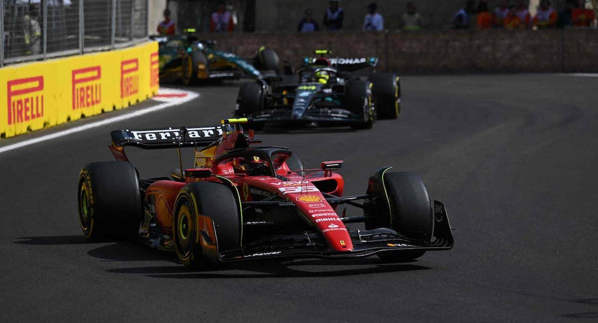 Carlos Sainz, ayer, por delante de Hamilton y Alonso. /AFP