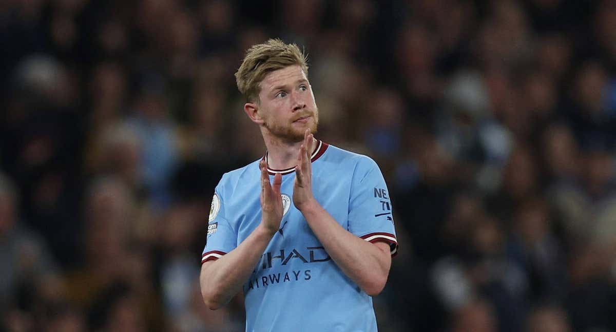 Kevin de Bruyne saluda a la afición tras un partido con el Manchester City./Reuters