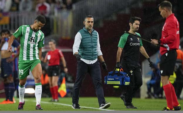 Luiz Felipe se retira del campo tocándose la parte posterior de la pierna izquierda. EFE