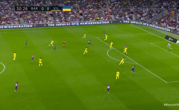 Jordi Alba recibe en ventaja para meter el último pase.
