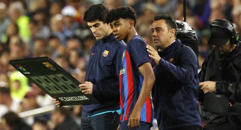 Lamine Yamal instantes antes de debutar.