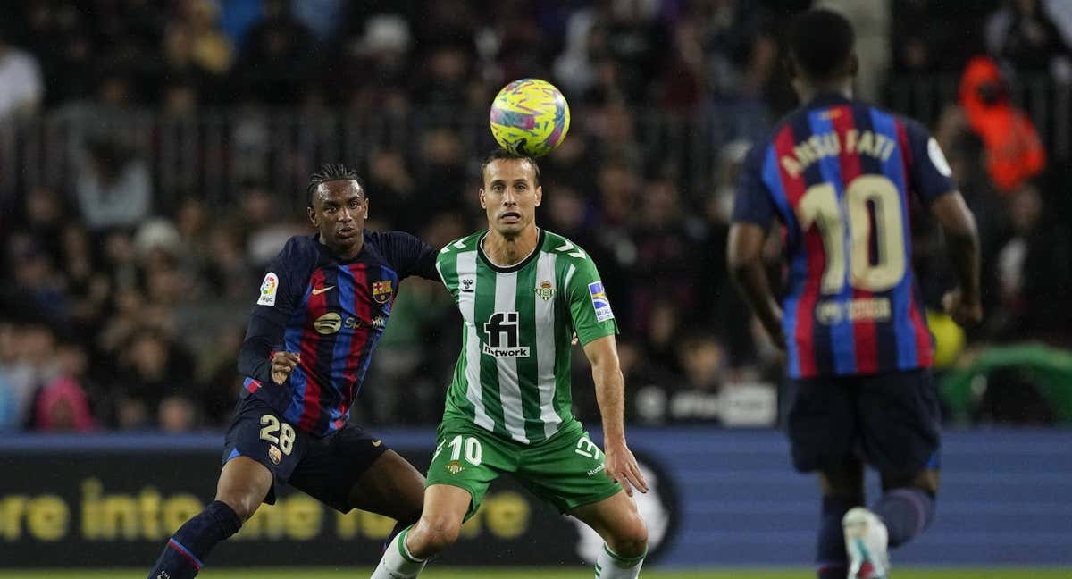Sergio Canales ante el Barcelona./EFE