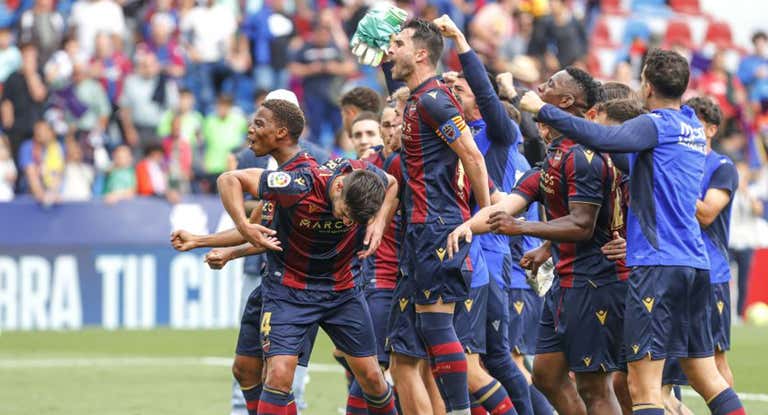 Los jugadores del Levante festejan el triunfo conseguido ante el Alavés.