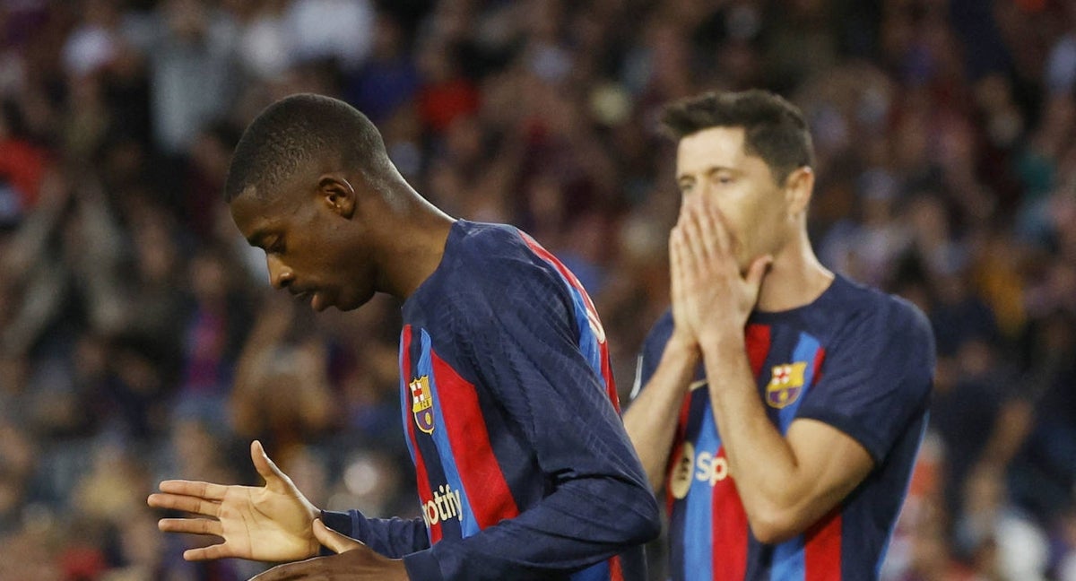 Dembélé y Lewandwoski se lamentan.