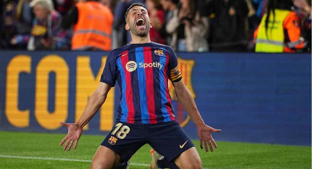 Jordi Alba remata LaLiga en un Camp Nou que canta «campeones, campeones»