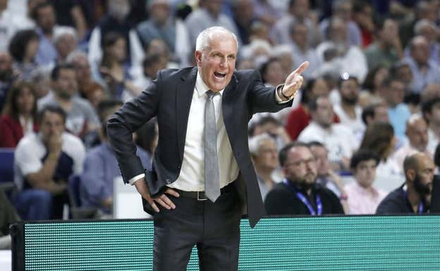 Obradovic da instrucciones a sus jugadores.  Getty