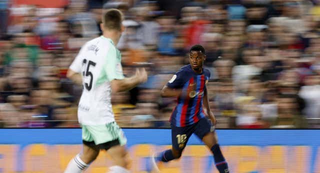 El padre de Ansu: «Se queda en el Barça»