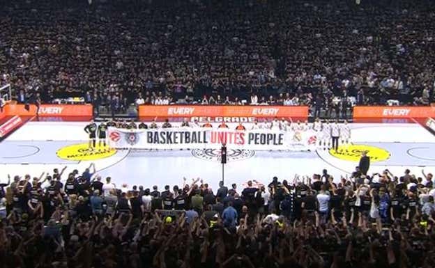 Momento antes de que el Partizan y Real Madrid jugaran el tercer partido de la serie: "El baloncesto une a la gente".  Captura de DAZN