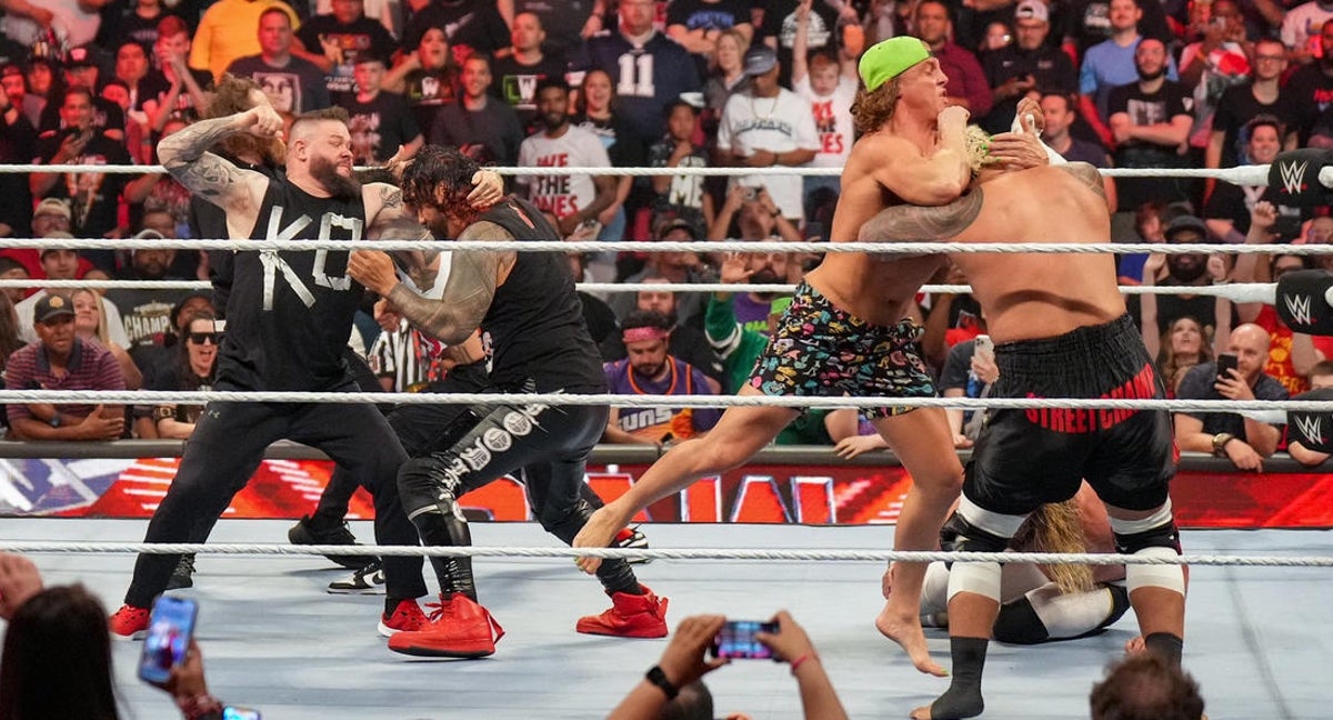Kevin Owens, Sami Zayn y Matt Riddle atacan a Bloodline.