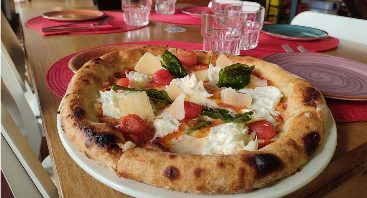 Una pizza margarita.