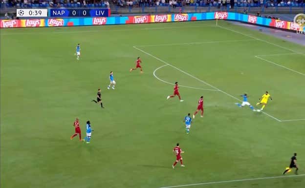 Osimhen es capaz de llegar antes que Alisson y forzar un tiro al palo. En apenas tres pases, el Napoli ha conquistado la espalda del Liverpool.