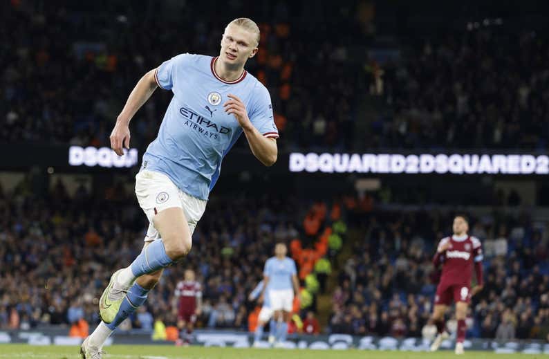 Haaland bate el récord de goles en la Premier... y le hacen un pasillo