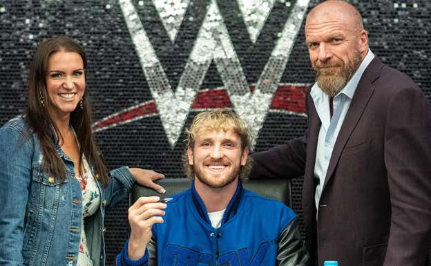 Stephanie McMahon, Logan Paul y Triple H posan en la renovación del influencer. WWE