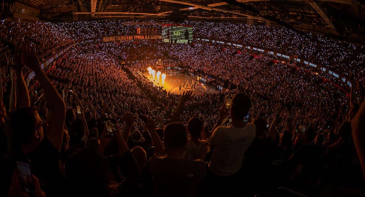 Espectáculo con fuego durante la presentación del Partizan durante el partido del martes. /GETTY IMAGES