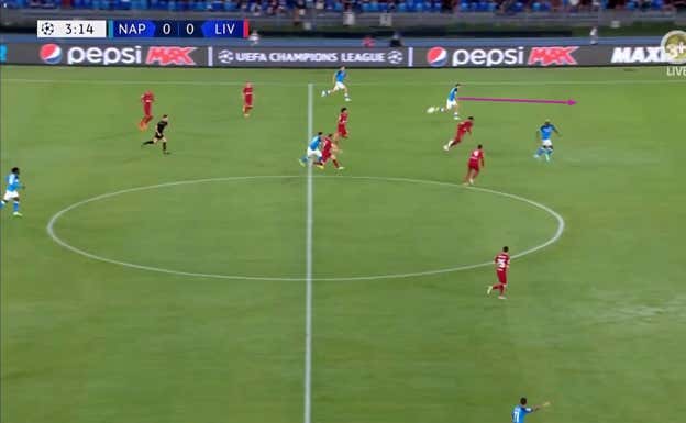 Una vez la pelota regresa a Olivera, el Nápoles ya tiene la pista despegada para correr y lanzarse al espacio.