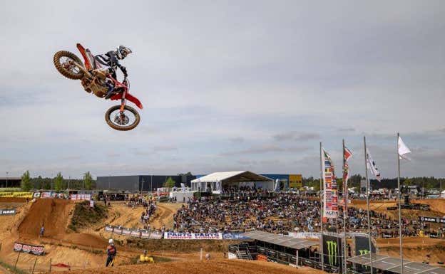 Rubén Fernández ejecuta un salto en el MXGP de Portugal 2023.  HRC