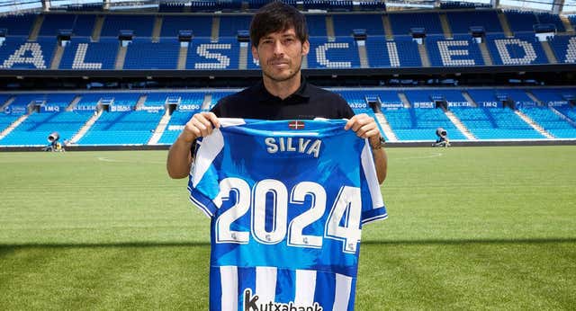 Sonríe la Real Sociedad: Silva renueva una temporada más