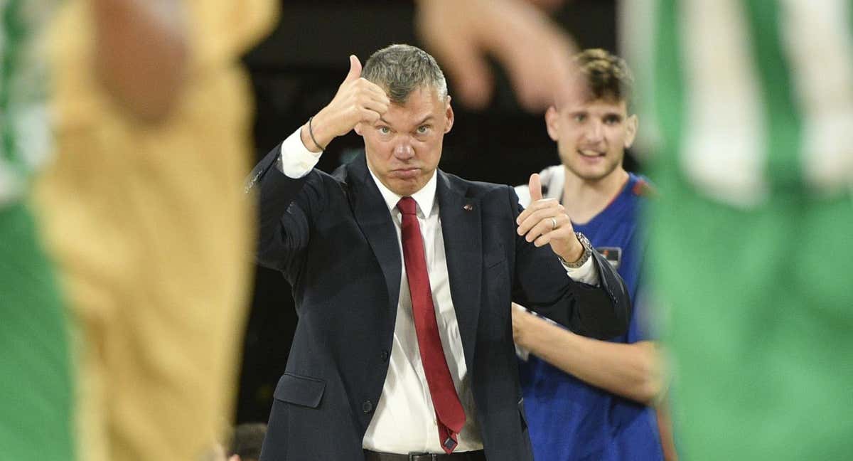 Sarunas Jasikevicius da el OK a sus jugadores./Efe