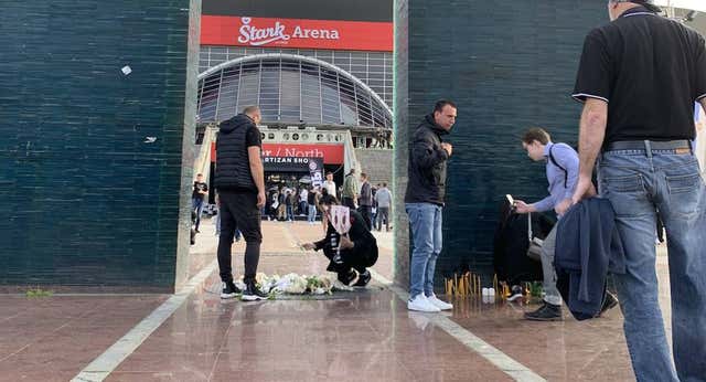 Luto, velas y un silencio sólo roto por el ‘chof’: el homenaje en el Stark Arena a las víctimas del tiroteo