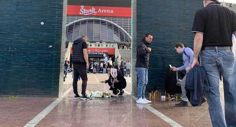 Homenaje en el exterior del Stark Arena a las víctimas del tiroteo.